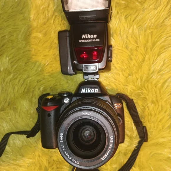 Nikon D40X SLR Digital Camera with Lens, Speedlight, SD card, Strap and Bag - Picture 1 of 12